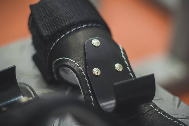 Крюки для турника с кожаными накладками